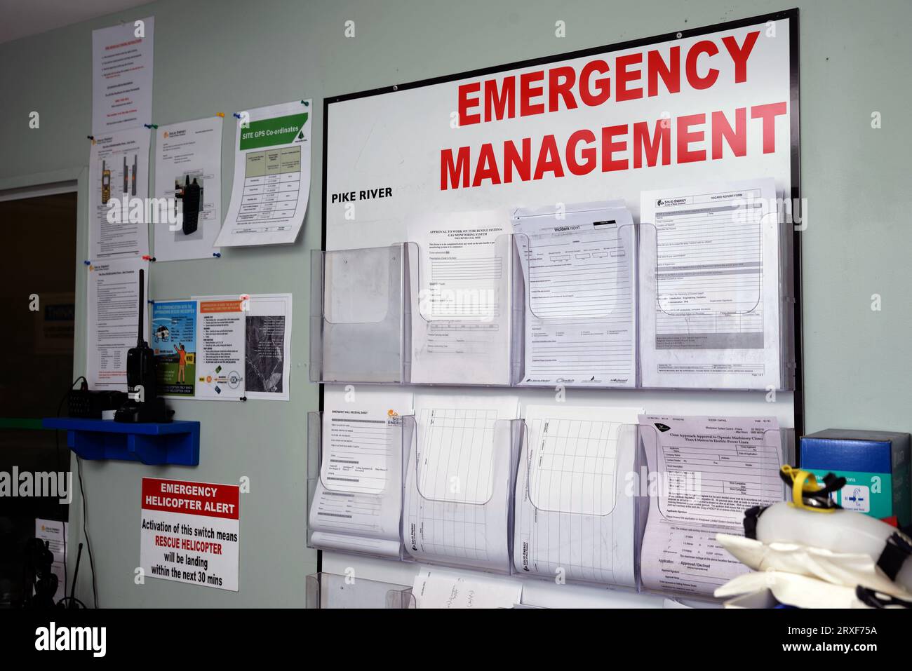 GREYMOUTH, NUOVA ZELANDA, 20 MAGGIO 2015: Segnaletica per la gestione delle emergenze presso la miniera di carbone di Pike River il 20 maggio 2015 vicino a Greymouth, nuova Zelanda, giorni befo Foto Stock