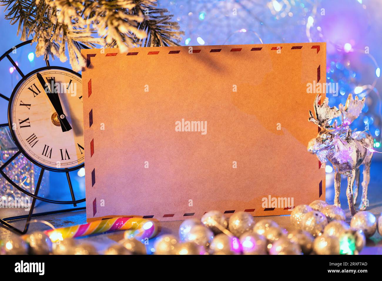 Lettera a Babbo Natale nelle decorazioni natalizie, modello per designer con spazio per il testo Foto Stock