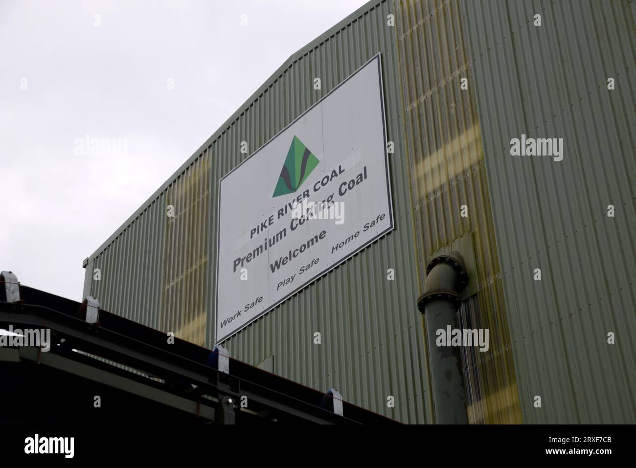 GREYMOUTH, NUOVA ZELANDA, 20 MAGGIO 2015: Segnaletica per la miniera di carbone del fiume Pike il 20 maggio 2015 vicino a Greymouth, nuova Zelanda, giorni prima della sua demolizione Foto Stock