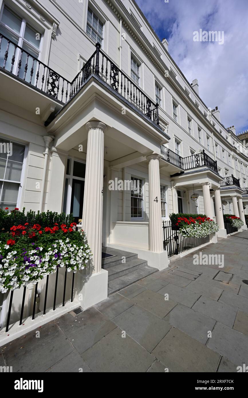 Grovenor Crescent Listed stucco Terrace, Belgravia, centro di Londra, Regno Unito Foto Stock