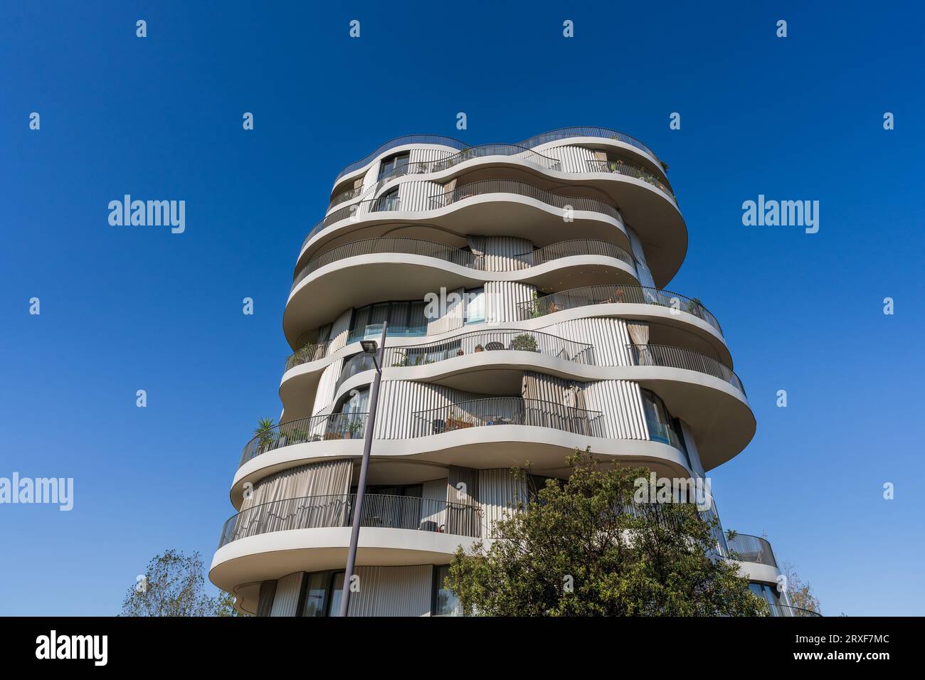 Montpellier, Francia - 09 23 2023 : Vista del paesaggio del moderno edificio residenziale Folie Divine, architettura contemporanea di Farshid Moussavi Foto Stock