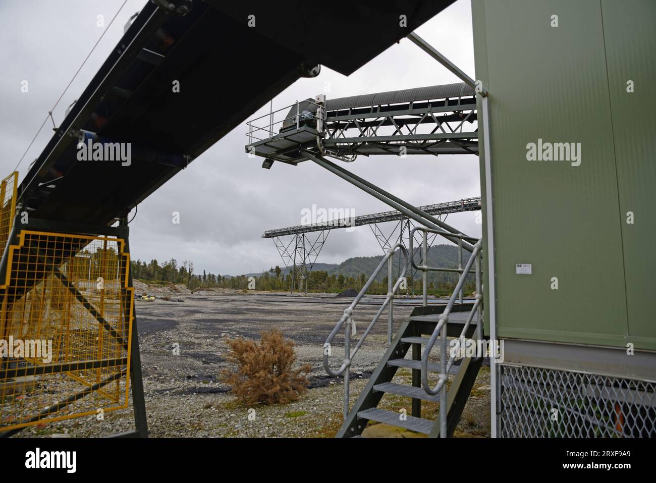 GREYMOUTH, NUOVA ZELANDA, 20 MAGGIO 2015: I trasportatori rimangono inattivi presso la miniera di carbone di Pike River il 20 maggio 2015 vicino a Greymouth, nuova Zelanda, giorni prima del suo Foto Stock