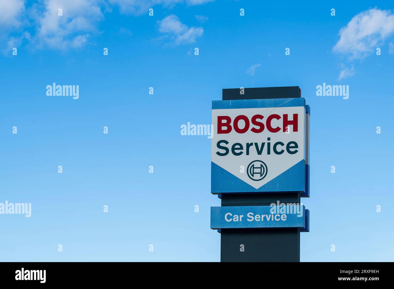 Germania , Rostock , 24.09.2023 , logo aziendale di Bosch Service Foto Stock