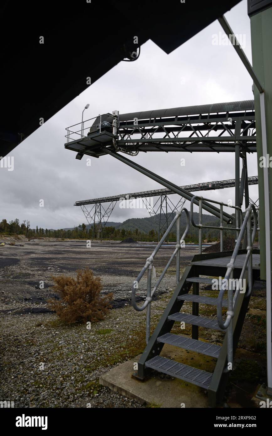 GREYMOUTH, NUOVA ZELANDA, 20 MAGGIO 2015: I trasportatori rimangono inattivi presso la miniera di carbone di Pike River il 20 maggio 2015 vicino a Greymouth, nuova Zelanda, giorni prima del suo Foto Stock