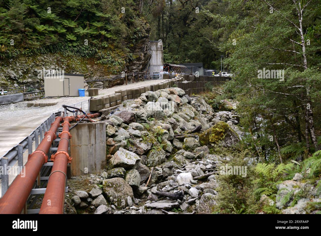 GREYMOUTH, NUOVA ZELANDA, 20 MAGGIO 2015: Il fiume Pike scorre oltre l'entrata della miniera di carbone del fiume Pike il 20 maggio 2015 vicino a Greymouth, nuova Zelanda. 29 mio Foto Stock