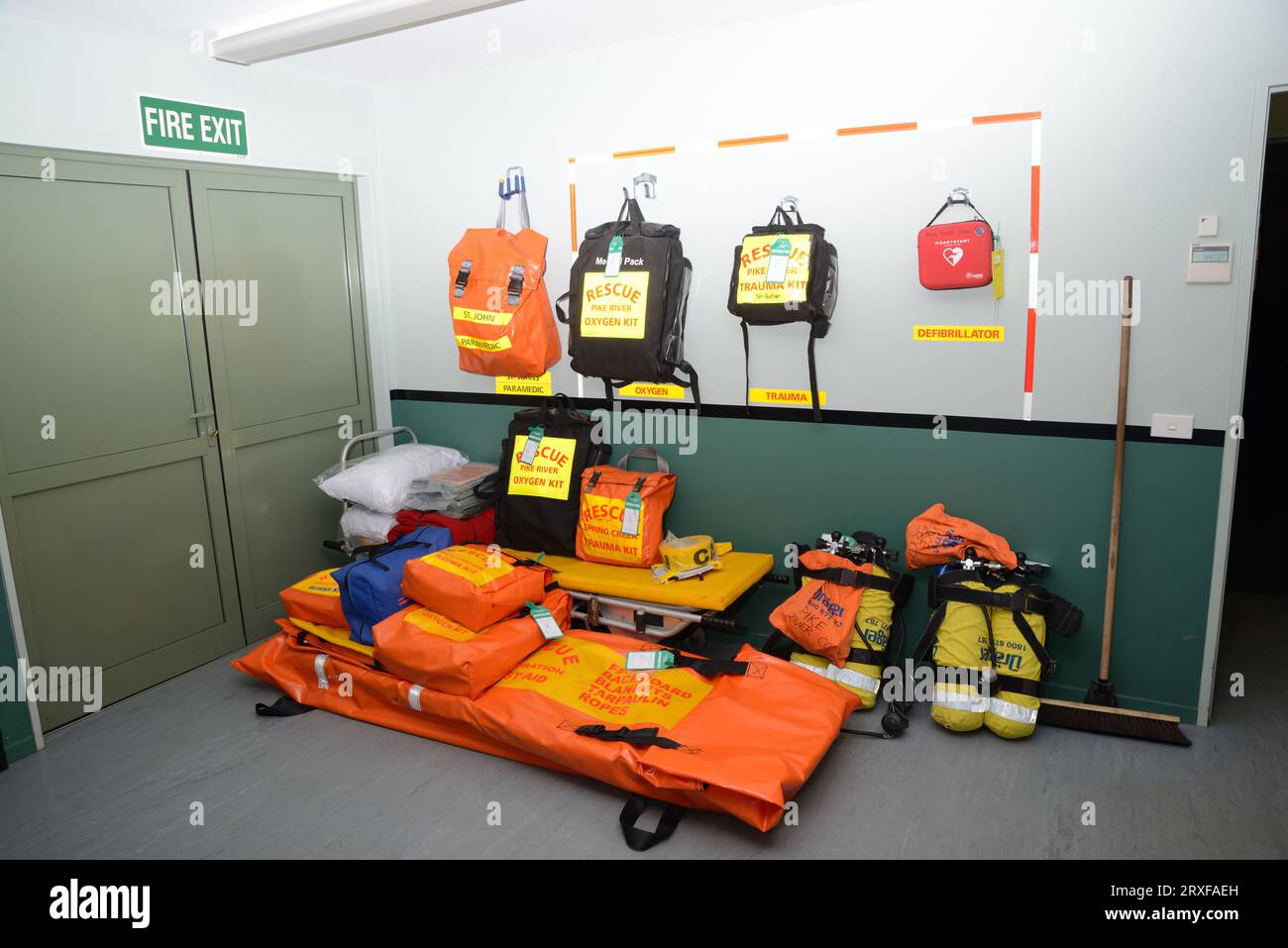 GREYMOUTH, NUOVA ZELANDA, 20 MAGGIO 2015: Kit di pronto soccorso e traumatologia confezionati e pronti per l'uso in una miniera di carbone nei pressi di Greymouth, nuova Zelanda Foto Stock