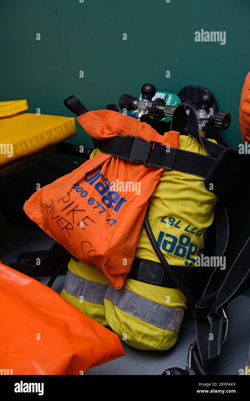 GREYMOUTH, NUOVA ZELANDA, 20 MAGGIO 2015: Kit respiratori di emergenza confezionato e pronto per andare in una miniera di carbone in funzione vicino a Greymouth, nuova Zelanda Foto Stock