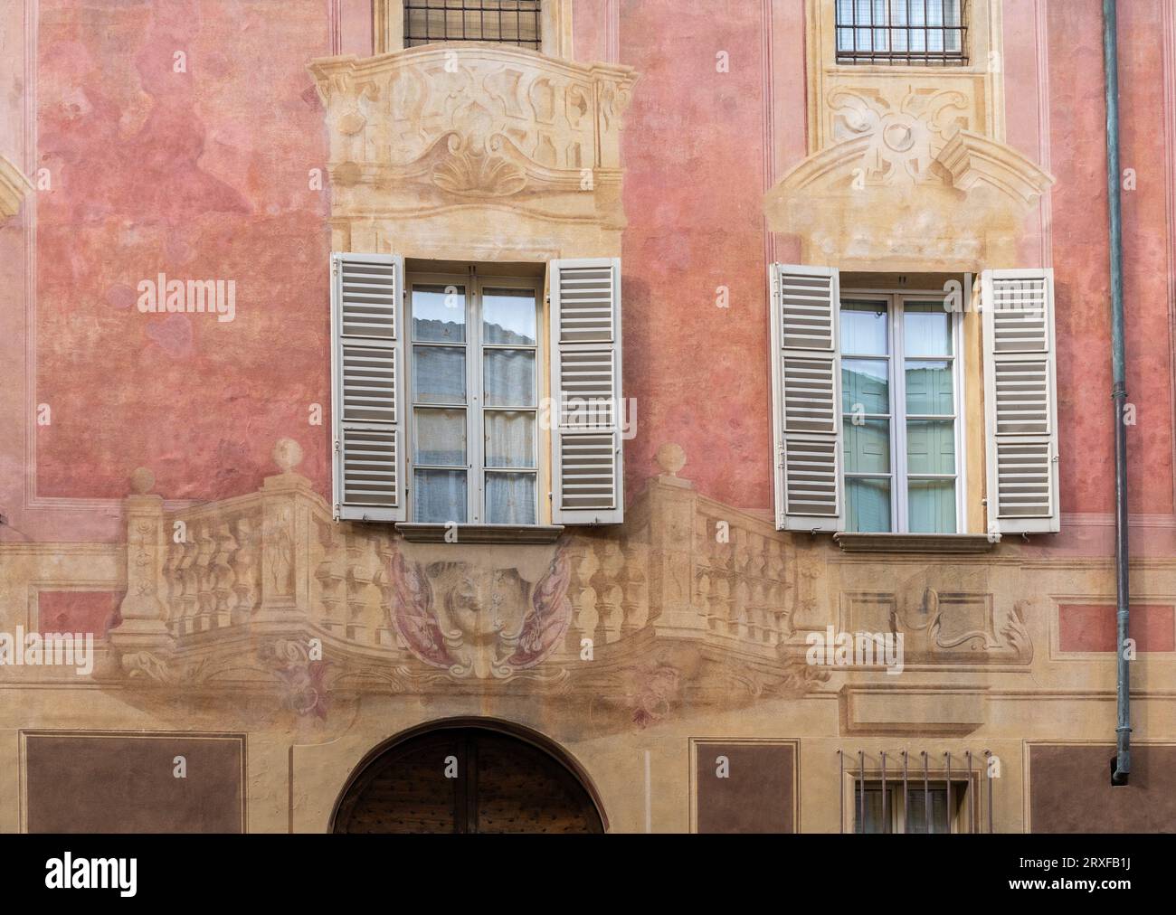 Facciata di Palazzo Piazza Cordero (XVII-XVIII sec.) con affresco originale dei fratelli Bibiena (XVIII sec.) in stile trompe-l'oeil architettonico, Parma Foto Stock