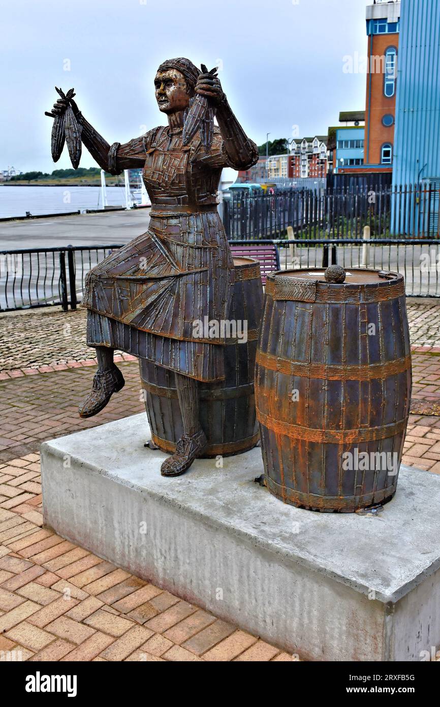 La scultura di Ray Lonsdale di The Herring Girl su North Shields Fish Quay il 22 settembre 2023 è stata inaugurata da Brenda Blethyn aka vera Foto Stock
