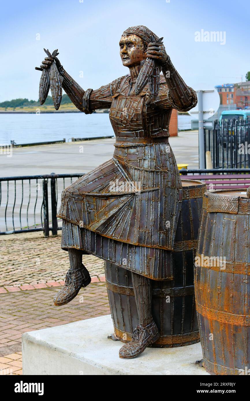 La scultura di Ray Lonsdale di The Herring Girl su North Shields Fish Quay il 22 settembre 2023 è stata inaugurata da Brenda Blethyn aka vera Foto Stock