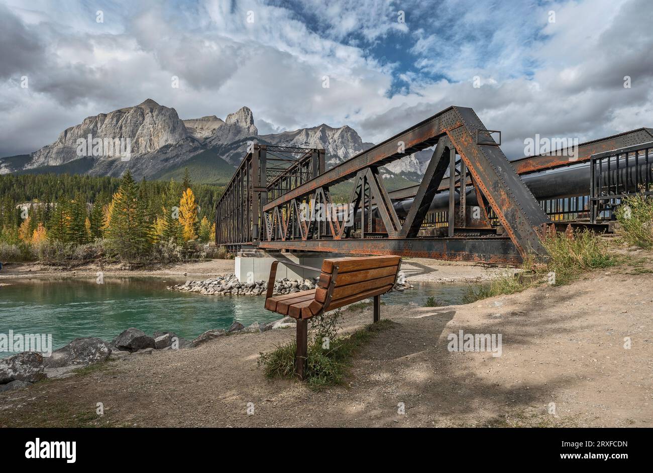 Bench e Engine Bridge sul fiume Bow a Canmore, Alberta, Canada Foto Stock