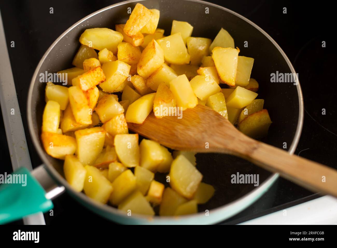 Con un saporito sapore, questi cubetti di patate croccanti nella padella ricordano i sapori piacevoli di uno dei preferiti della cucina casalinga Foto Stock