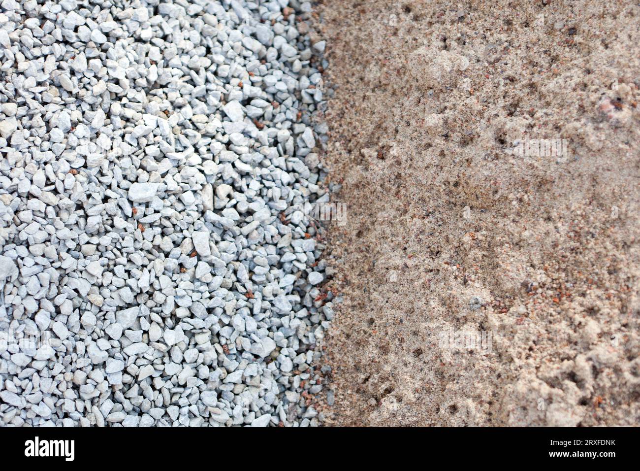 Materiali da costruzione calcare e fondo sabbioso. ghiaia e macadam. Vista dall'alto delle alette grigie frantumate per frazione industriale Foto Stock