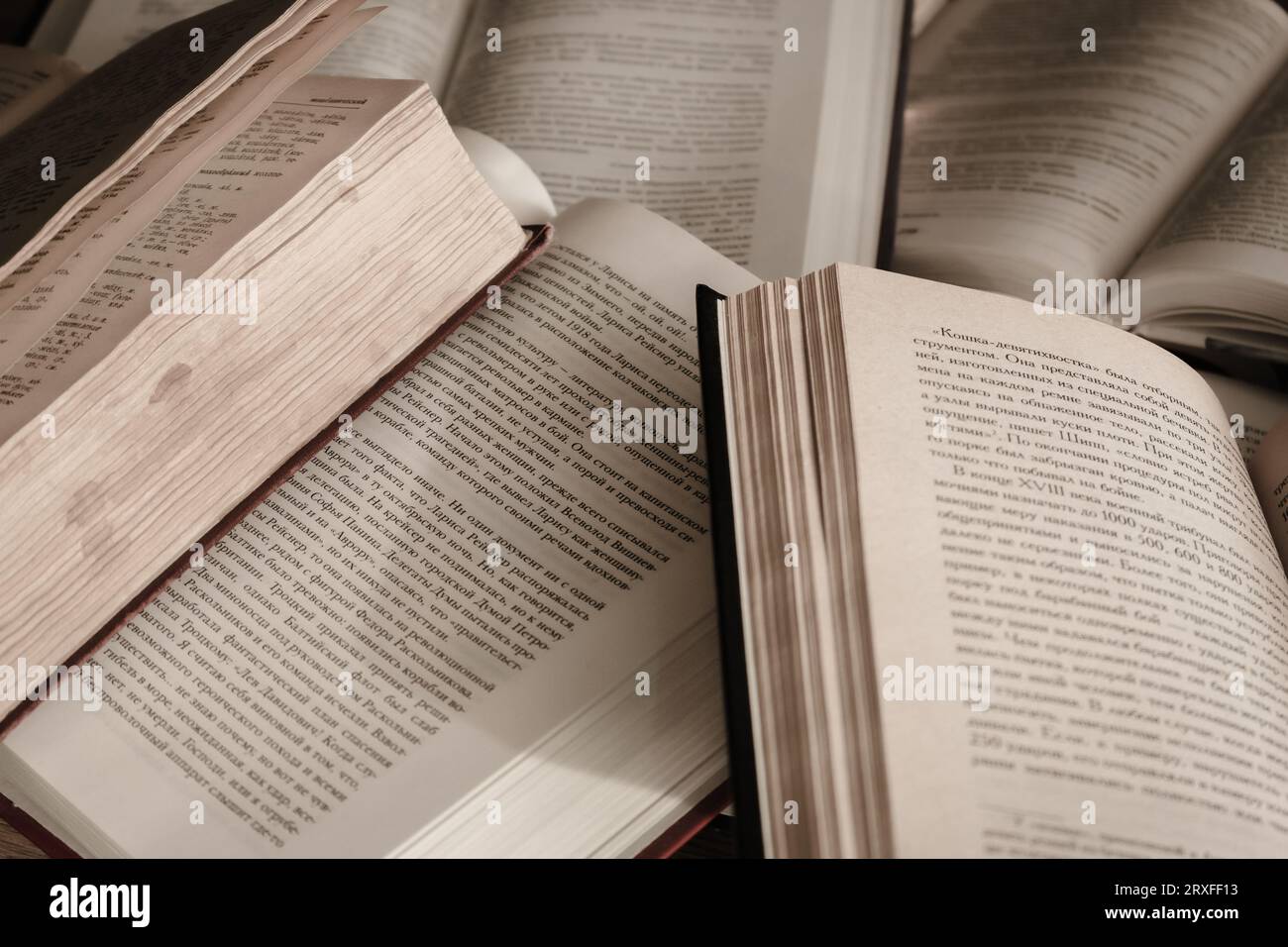 Aprire i libri su un tavolo. Sfondo della letteratura. Informazioni sulle pagine. Sfondo della libreria. Hobby e tempo libero. Concetto di istruzione. Pila di libri retrò. Foto Stock