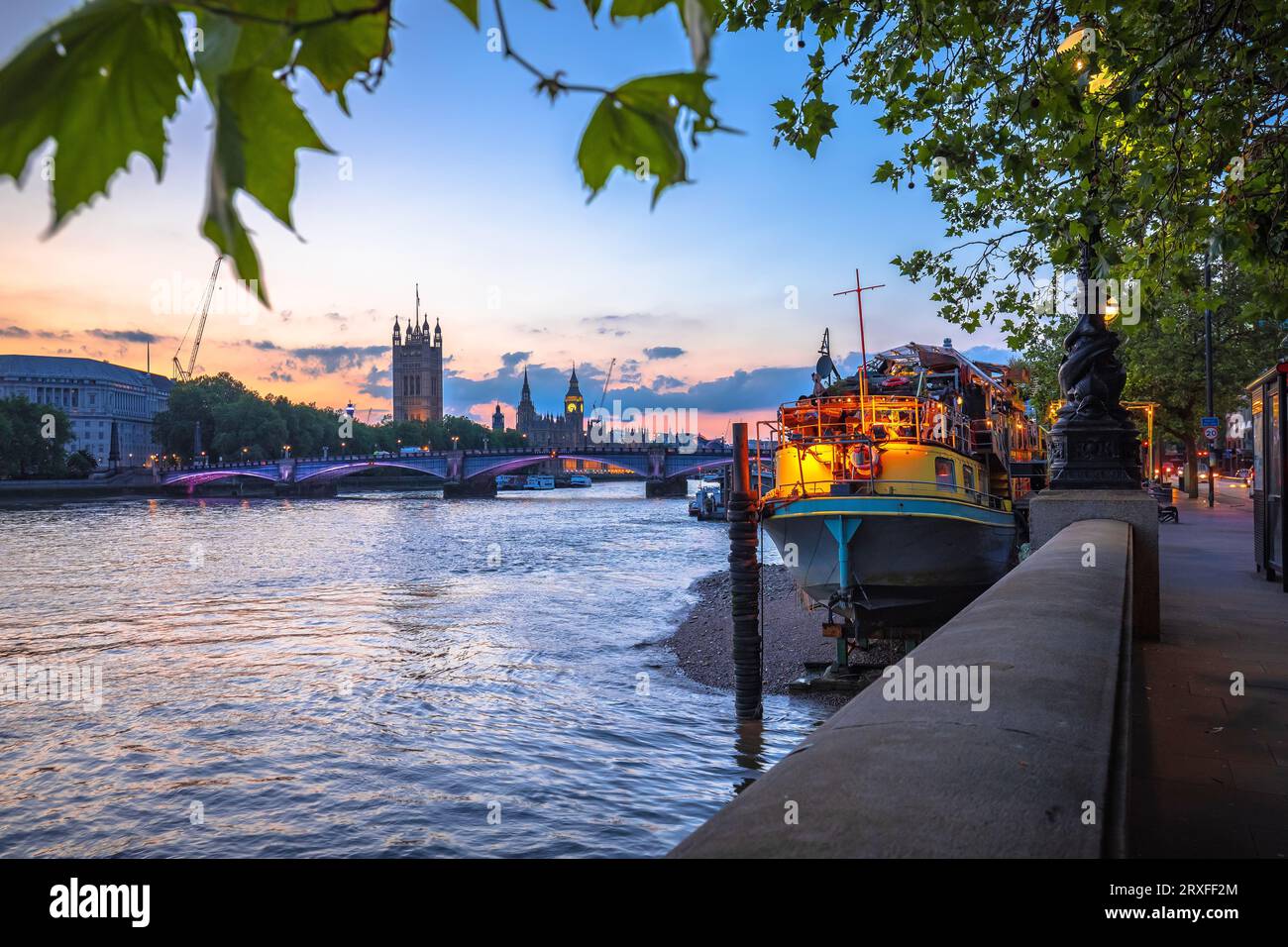 Vista del tramonto sul lungofiume di Westminster, del Big Ben e del Tamigi a Londra, capitale del Regno Unito Foto Stock
