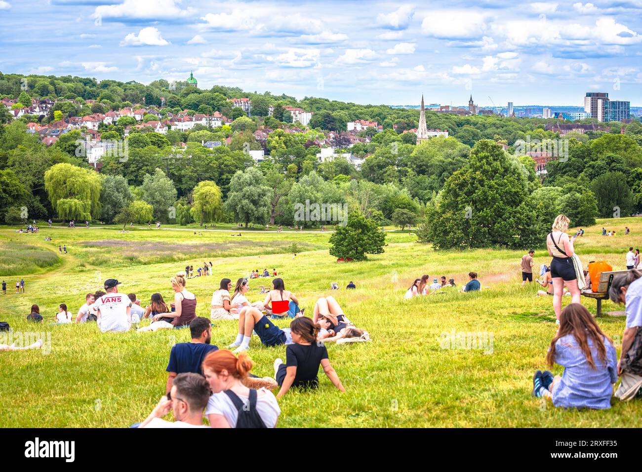 Londra, Regno Unito, 24 giugno 2023: Hampstead Heath Hill a Londra. Vivace località turistica. La gente si diverte sul prato verde. Foto Stock