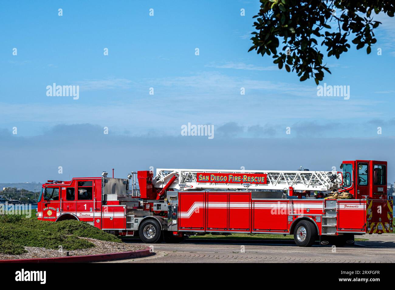 Il camion dei pompieri di San Diego parcheggiato sul porto di Embarcadero Foto Stock