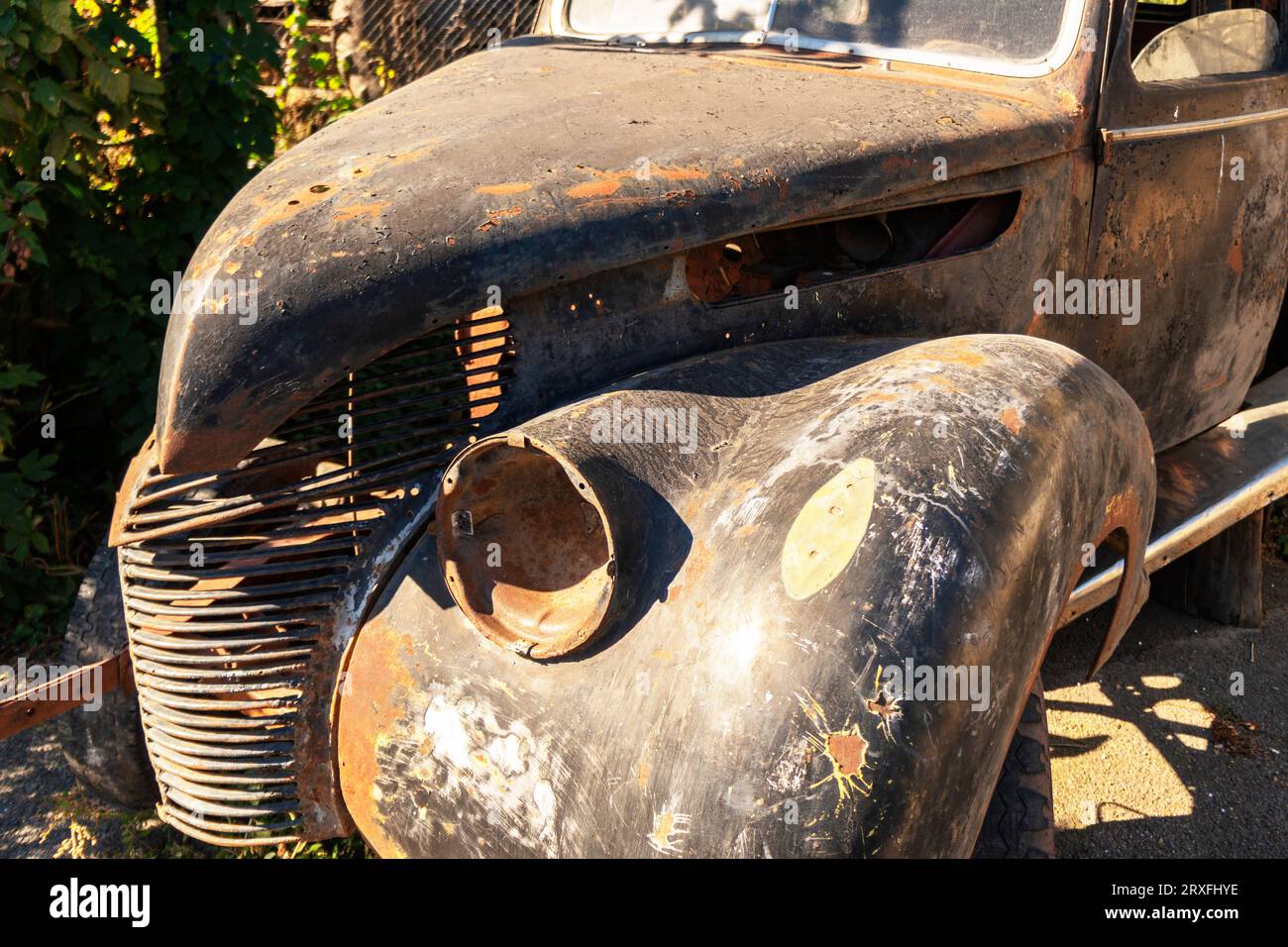 Auto d'epoca Rusty. Vecchio cassone arrugginito. Auto abbandonata. auto Foto Stock