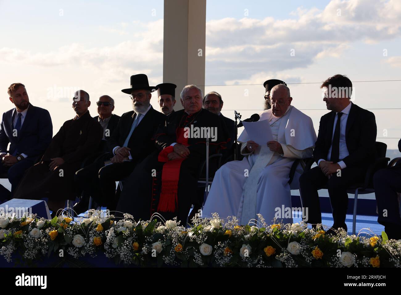 Manoel Penicaud / le Pictorium - Papa in visita a Marsiglia - 22/09/2023 - Francia / Bouches-du-Rhone / Marsiglia - Papa Francesco ha tenuto un discorso venerdì 22 settembre, durante un momento di meditazione davanti al memoriale dedicato ai marinai e ai migranti persi in mare, ai piedi della Basilica di Notre-Dame-de-la-Garde, su una spianata che si affaccia sul Mar Mediterraneo. Foto Stock
