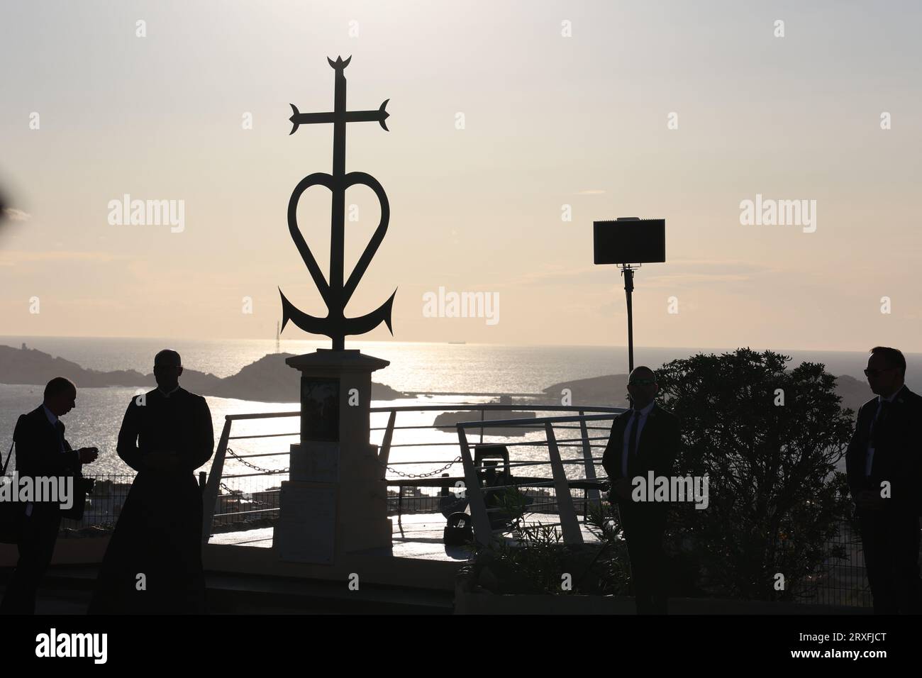 Manoel Penicaud / le Pictorium - il Papa visita Marsiglia - 22/09/2023 - Francia / Bouches-du-Rhone / Marsiglia - CRSs Camargaise, ai piedi della basilica di Notre-Dame-de-la-Garde, su una spianata affacciata sul Mar Mediterraneo. Foto Stock
