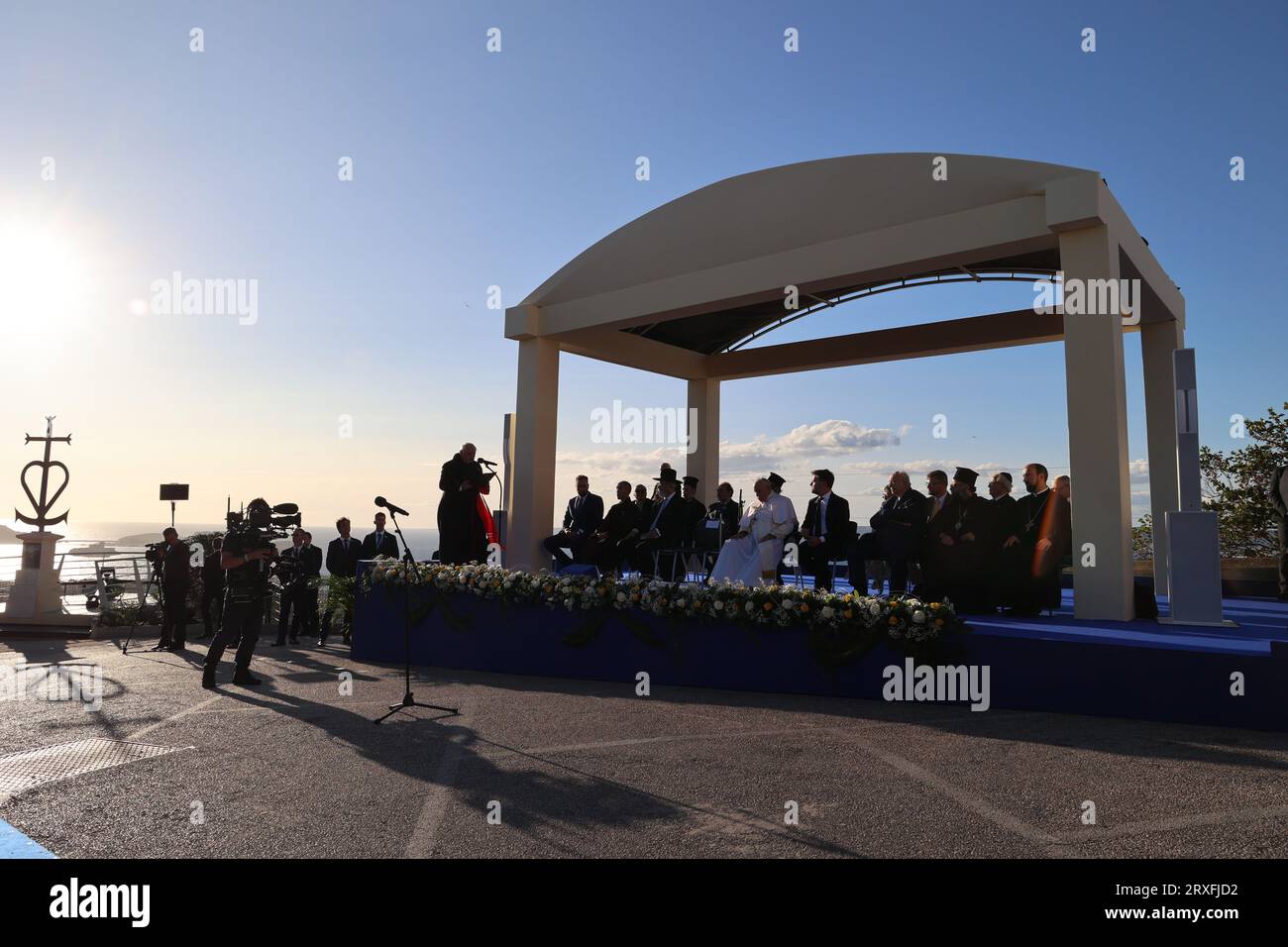 Marsiglia, Francia. 22 settembre 2023. Manoel Penicaud/le Pictorium - Papa in visita a Marsiglia - 22/09/2023 - Francia/Bouches-du-Rhone/Marsiglia - Papa Francesco ha tenuto un discorso venerdì 22 settembre, durante un momento di meditazione davanti al memoriale dedicato ai marinai e ai migranti persi in mare, ai piedi della Basilica di Notre-Dame-de-la-Garde, su di una spianata che si affaccia sul Mar Mediterraneo. Crediti: LE PICTORIUM/Alamy Live News Foto Stock