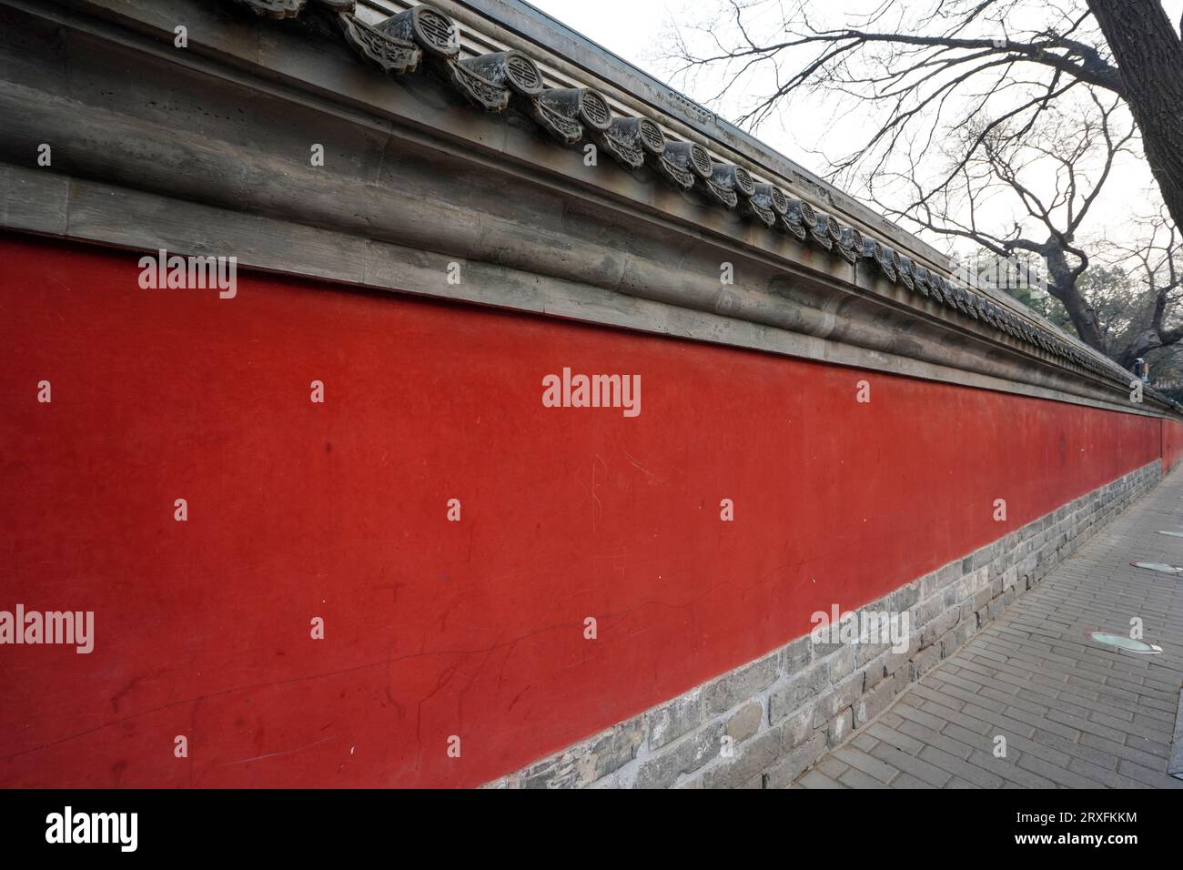 Parete rossa e piastrelle grigie di Beijing Guozijian Street Foto Stock