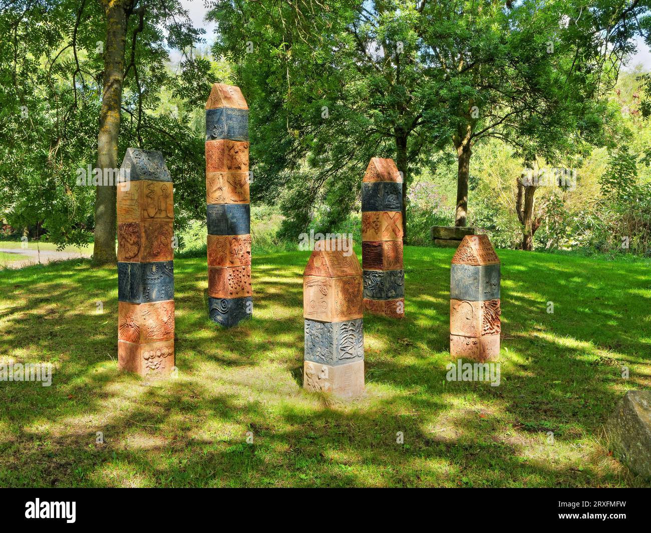 Regno Unito, West Yorkshire, Leeds, Thwaite Lane, non le sculture di Whole Story. Foto Stock