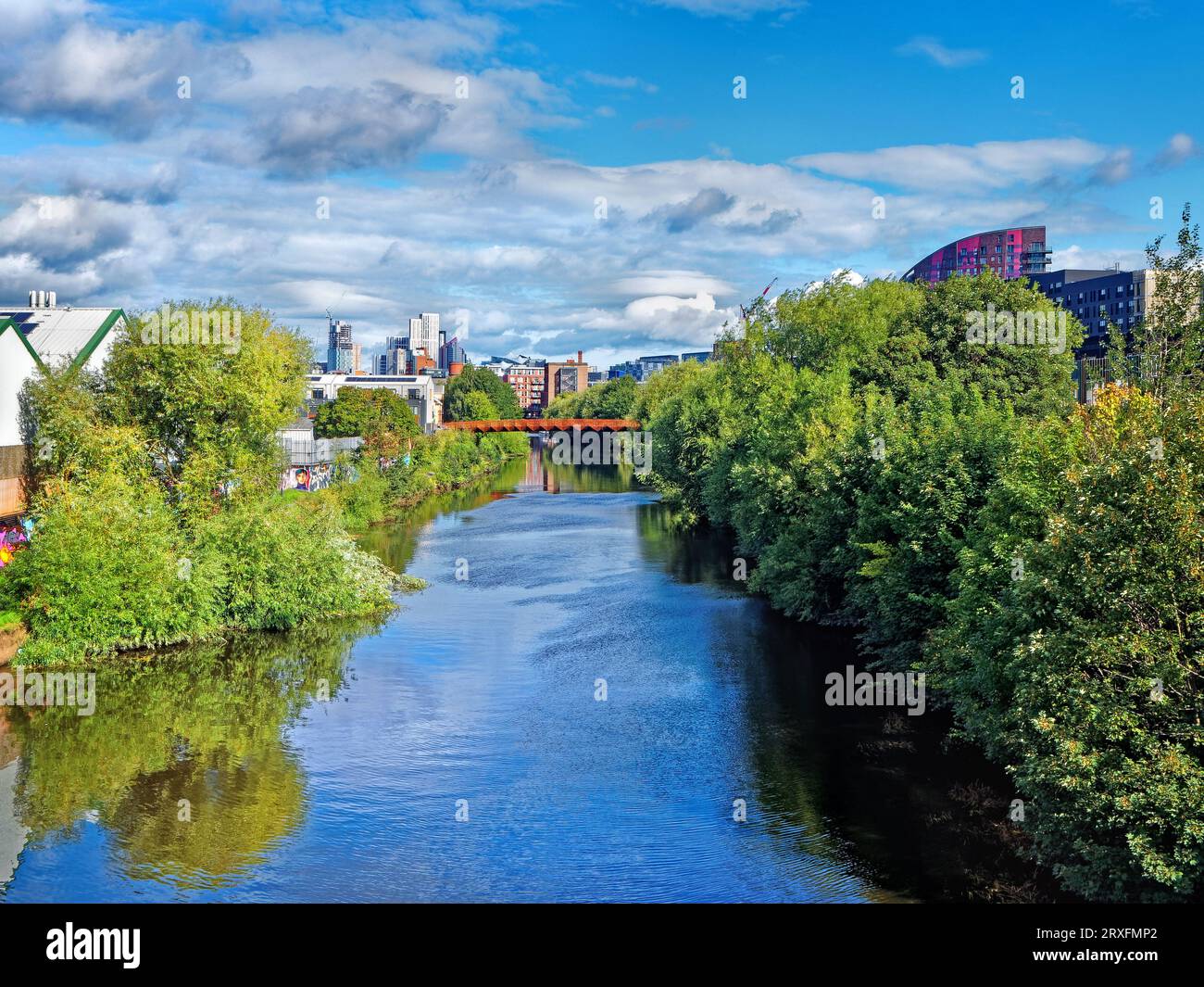 Regno Unito, West Yorkshire, Leeds, Vista dello skyline di Leeds e River Aire dal Richmond Bridge. Foto Stock