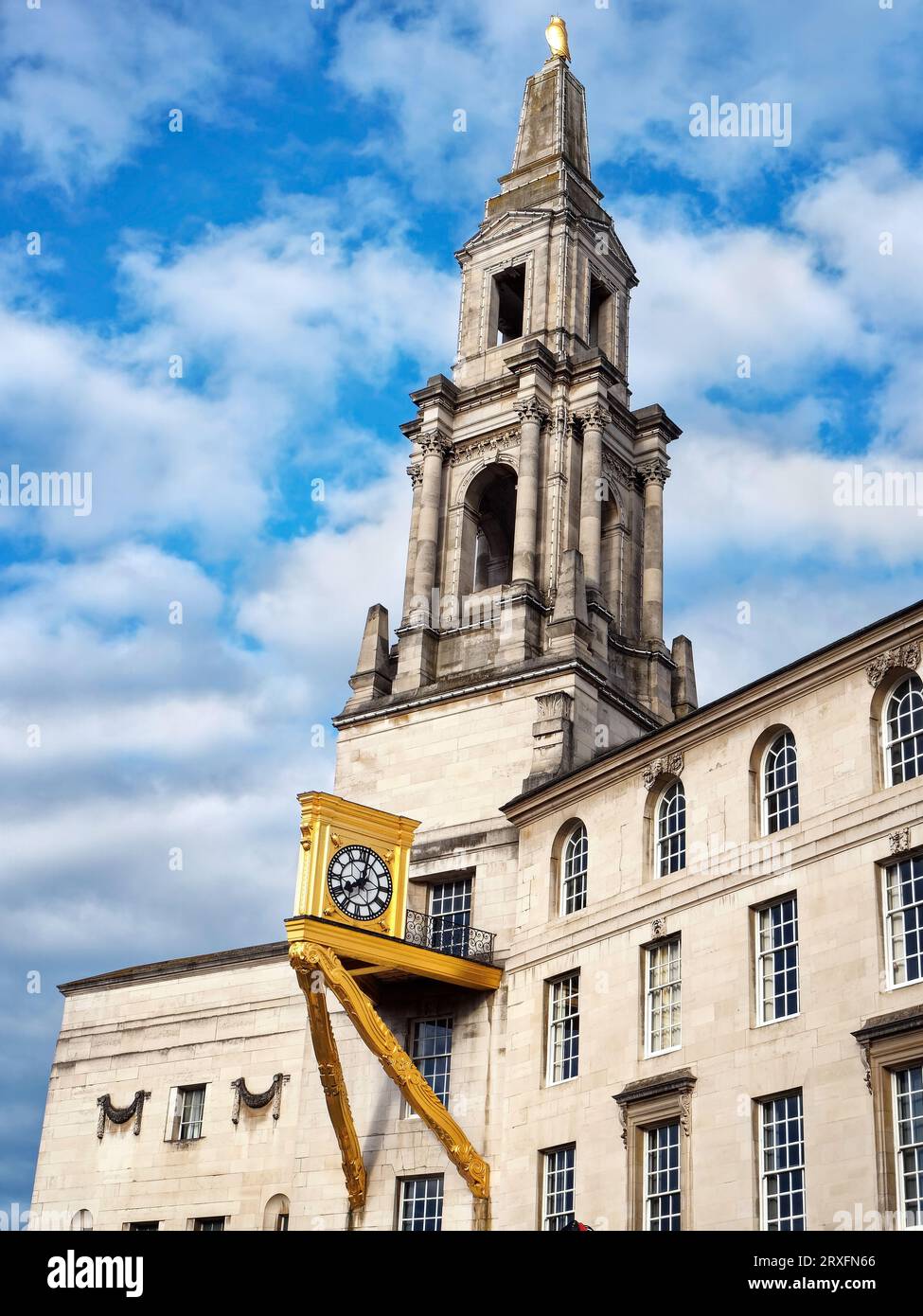 UK, West Yorkshire, Leeds Civic Hall che mostra l'orologio dorato Foto Stock