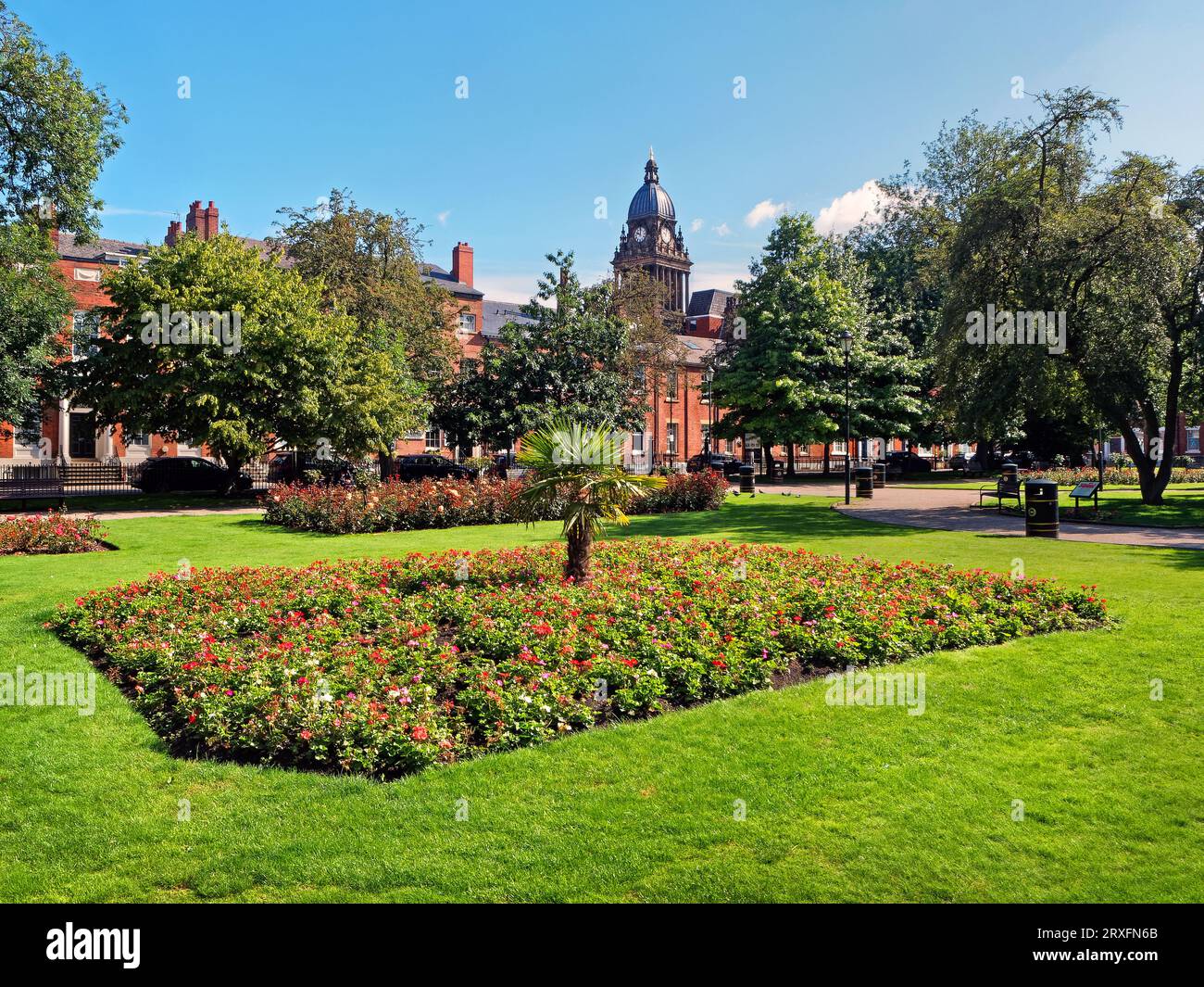 Regno Unito, West Yorkshire, Leeds, Park Square e il municipio di Leeds. Foto Stock