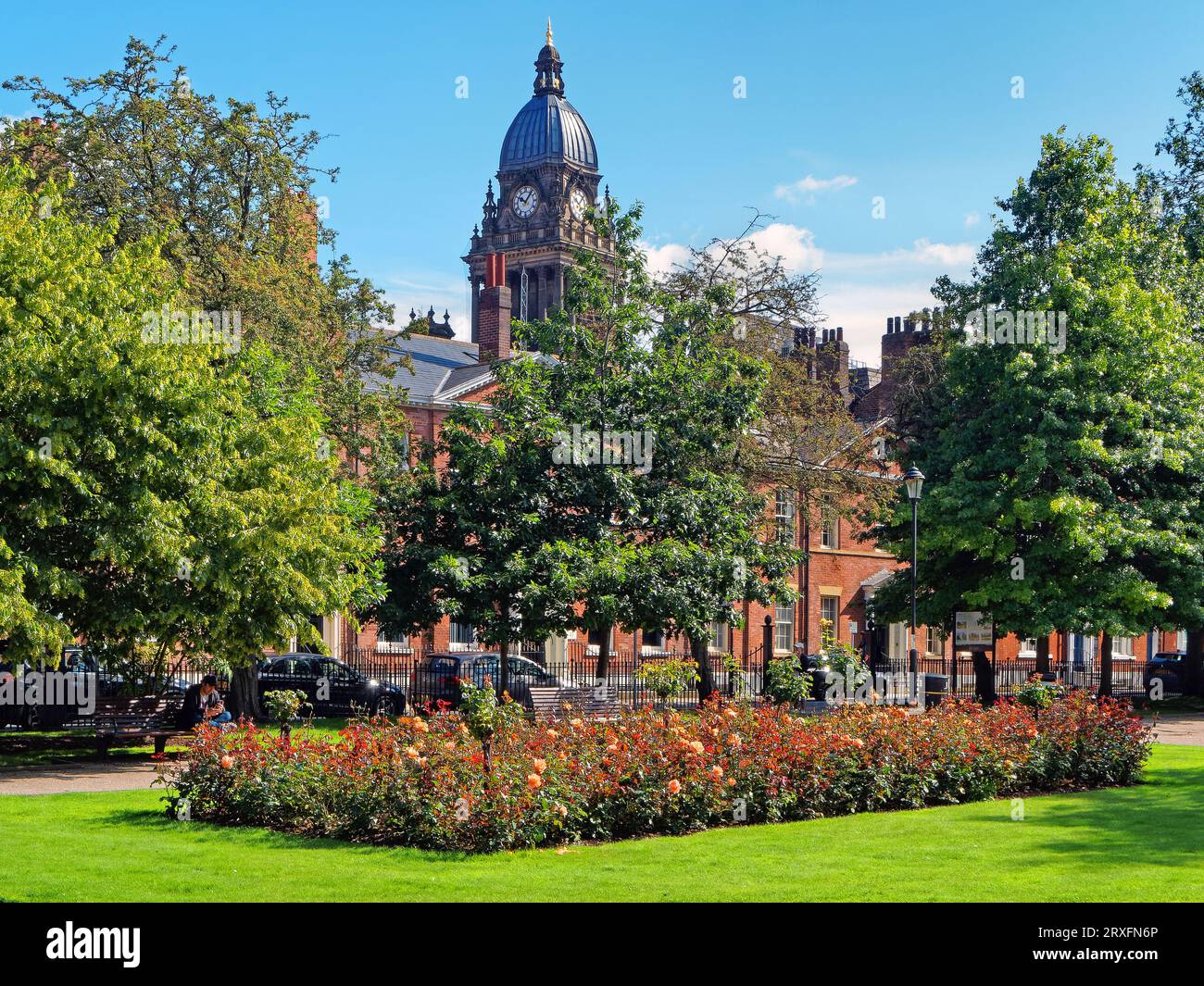 Regno Unito, West Yorkshire, Leeds, Park Square e il municipio di Leeds. Foto Stock