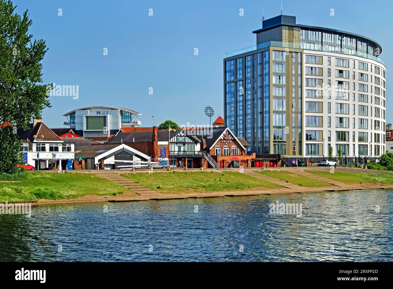 Regno Unito, Nottingham, River Trent, Waterside Apartments e Trent Bridge Cricket Ground Foto Stock