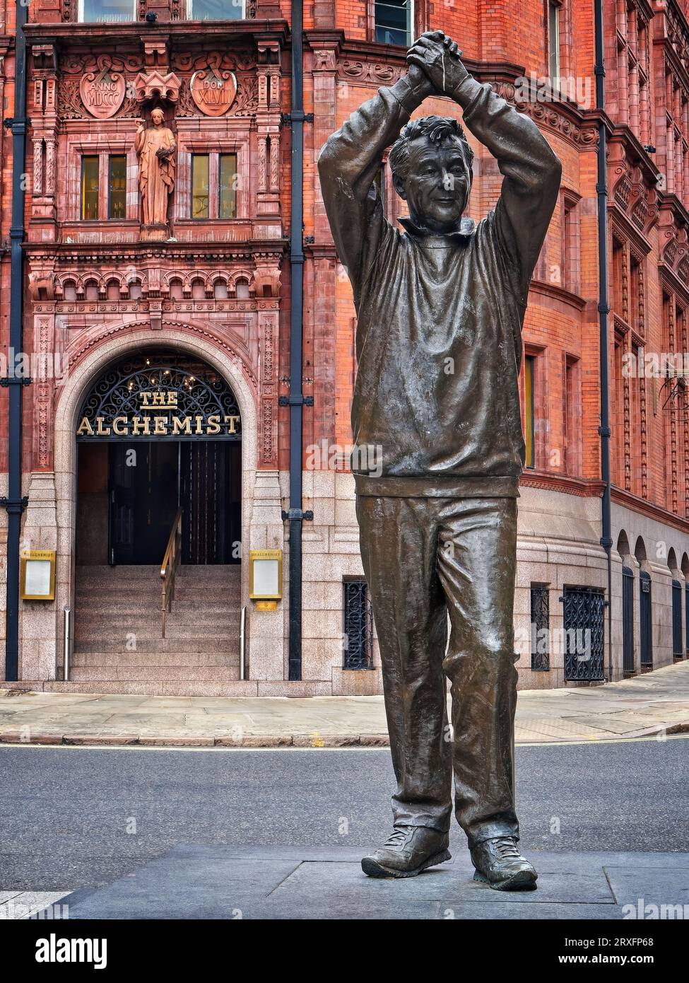 Regno Unito, Nottingham, King Street, statua di Brian Clough Foto Stock