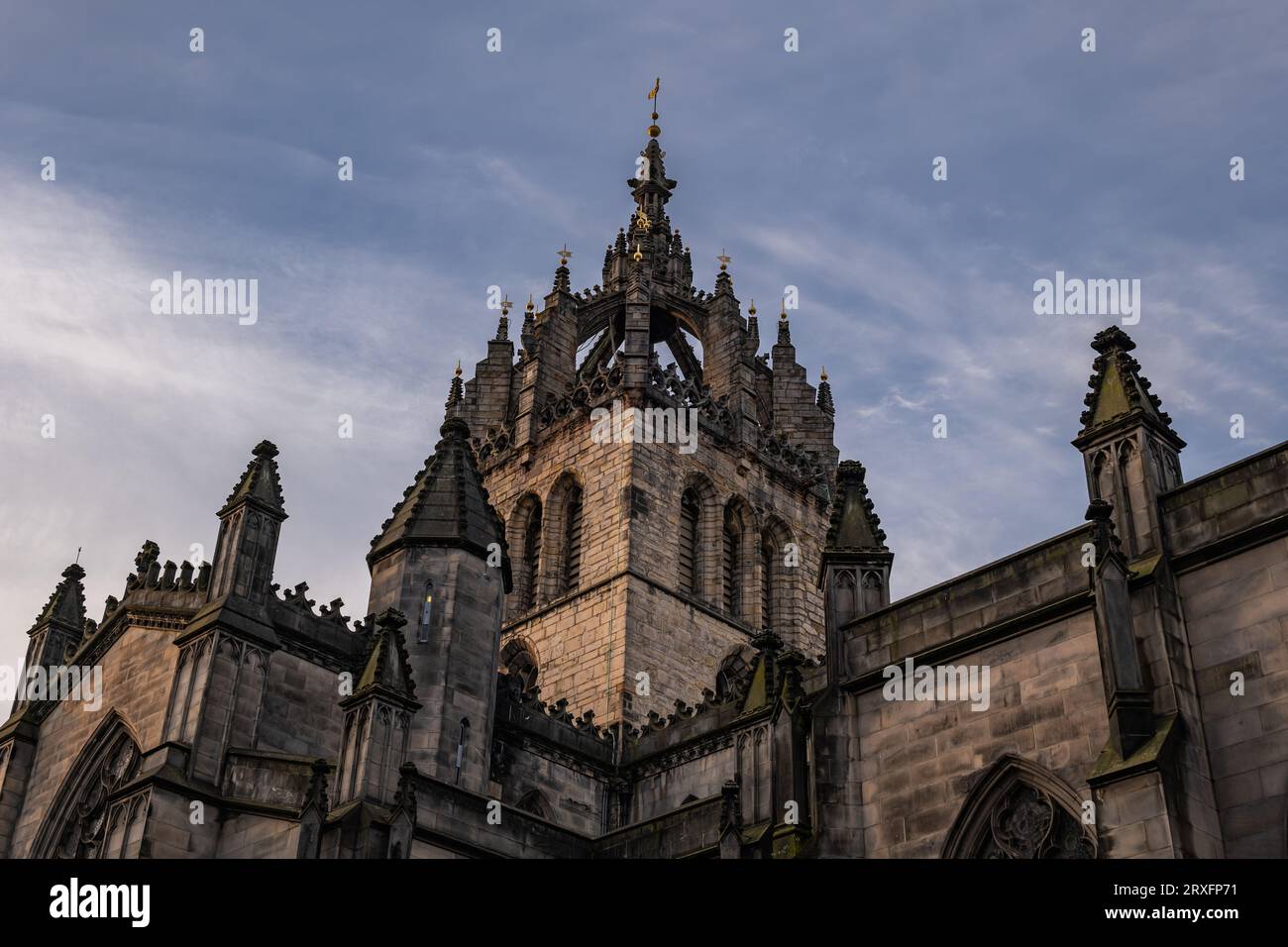 Torre della Cattedrale di St Giles con campanile della corona medievale a Edimburgo, Scozia, Regno Unito. Architettura gotica della High Kirk di Edimburgo, chiesa parrocchiale di t Foto Stock