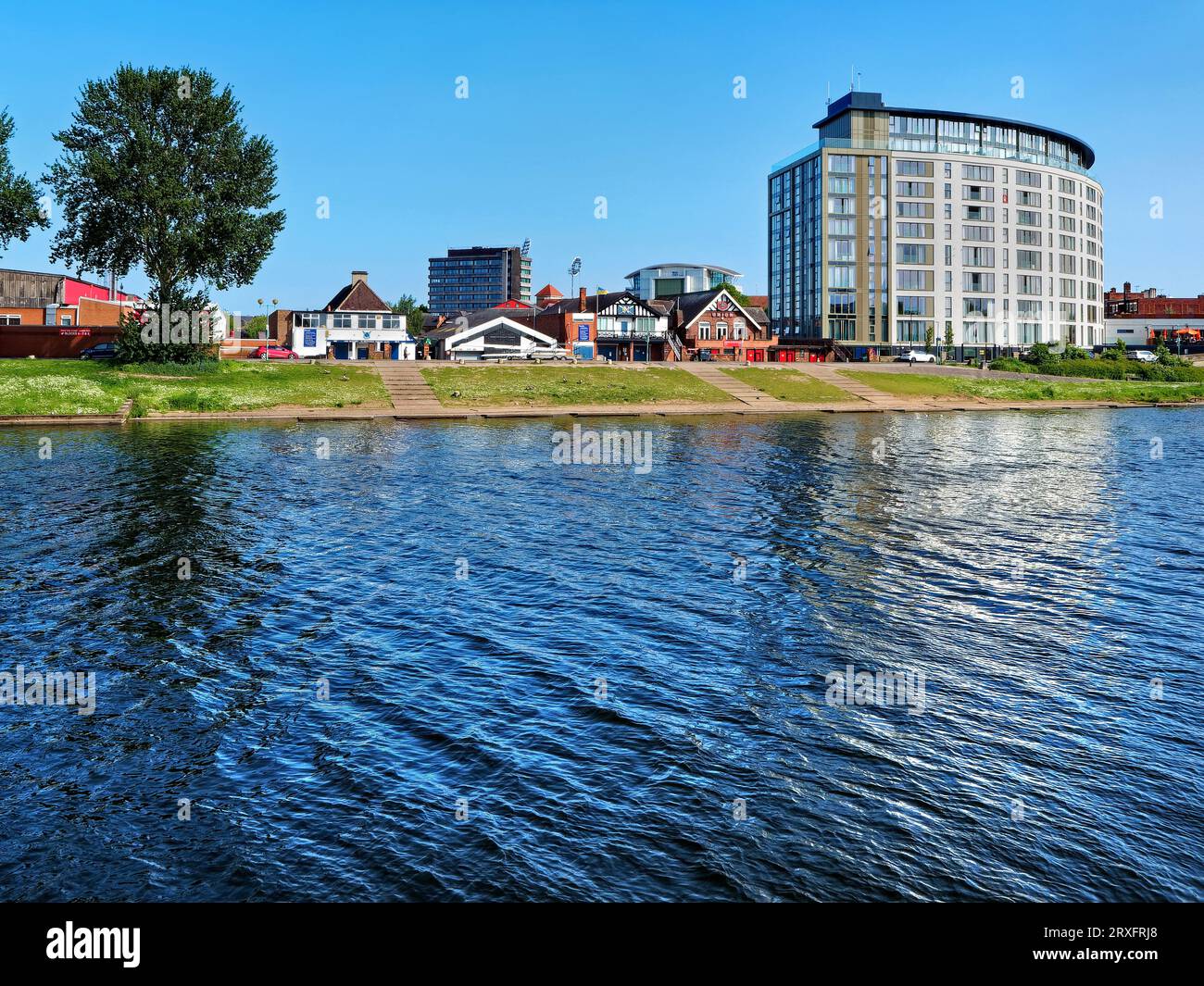 Regno Unito, Nottingham, River Trent, Waterside Apartments e Trent Bridge Cricket Ground Foto Stock