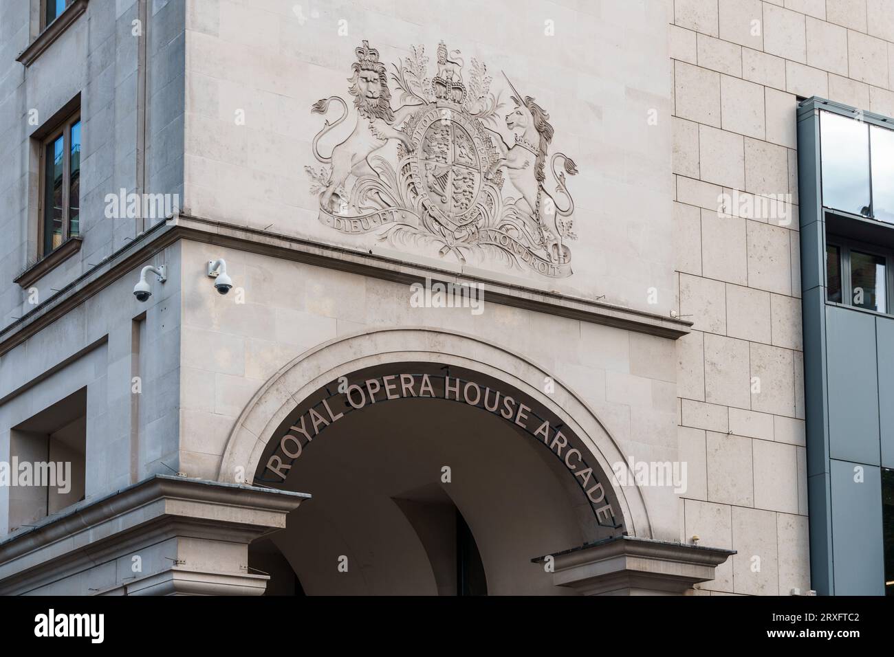 LONDRA, Regno Unito - 25 agosto 2023: Vista della galleria della Royal Opera House nell'area di Covent Garden. Covent Garden e' rinomato per la sua moda di lusso e il suo stile Foto Stock