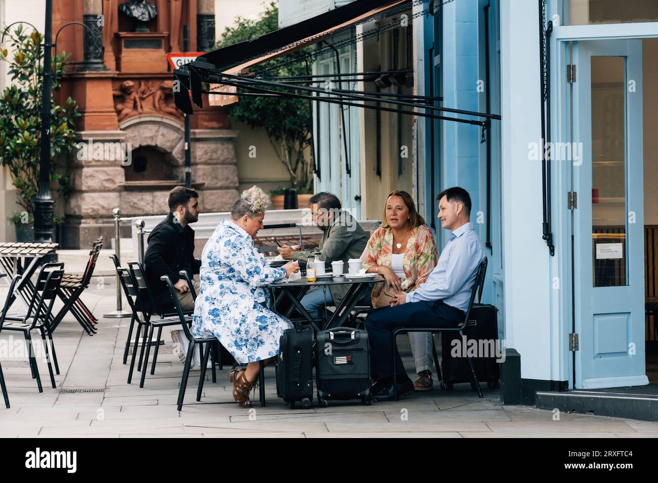 Londra, Regno Unito - 25 agosto 2023: Persone sconosciute si godono una colazione seduto sulla terrazza di un caffè vicino a Covent Garden. Foto Stock