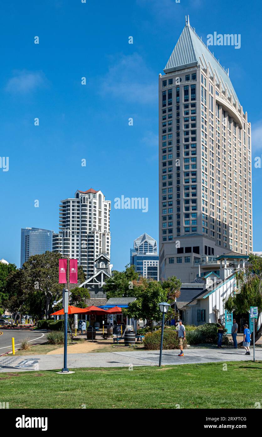 La torre Seaport dell'hotel Manchester Grand Hyatt San Diego mostra il balcone curvo sulla terrazza Bayview Foto Stock