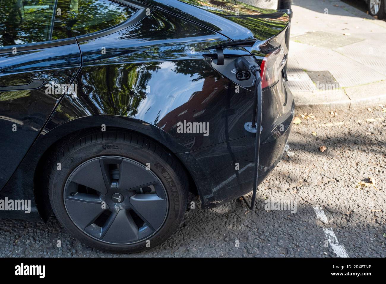 Londra, Regno Unito. 25 settembre 2023. Un'auto elettrica Tesla in carica a Pimlico. L'Associazione europea dei costruttori di automobili (ACEA) ha affermato che le nuove norme commerciali Brexit impongono che i veicoli elettrici siano dotati di batterie prodotte nel Regno Unito o nell'UE. Le auto che non soddisfano i criteri devono far fronte a tariffe del 10% con un costo per i produttori europei di 3,75 miliardi di sterline nei prossimi 3 anni. I produttori affermano di non essere pronti con le fabbriche di produzione di batterie e il costo delle tariffe aumenterà i prezzi al consumo. Crediti: Stephen Chung / Alamy Live News Foto Stock