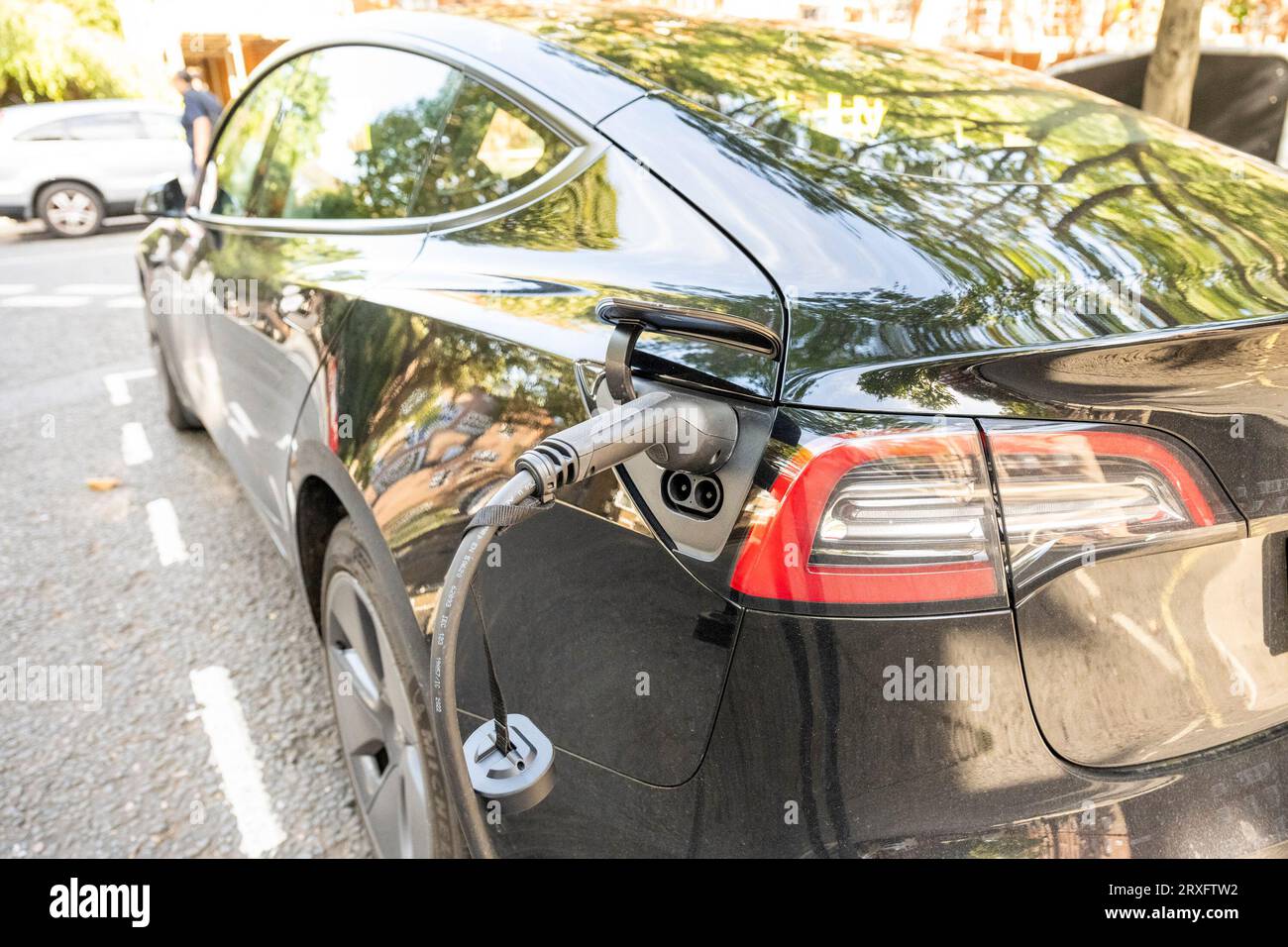 Londra, Regno Unito. 25 settembre 2023. Un'auto elettrica Tesla in carica a Pimlico. L'Associazione europea dei costruttori di automobili (ACEA) ha affermato che le nuove norme commerciali Brexit impongono che i veicoli elettrici siano dotati di batterie prodotte nel Regno Unito o nell'UE. Le auto che non soddisfano i criteri devono far fronte a tariffe del 10% con un costo per i produttori europei di 3,75 miliardi di sterline nei prossimi 3 anni. I produttori affermano di non essere pronti con le fabbriche di produzione di batterie e il costo delle tariffe aumenterà i prezzi al consumo. Crediti: Stephen Chung / Alamy Live News Foto Stock