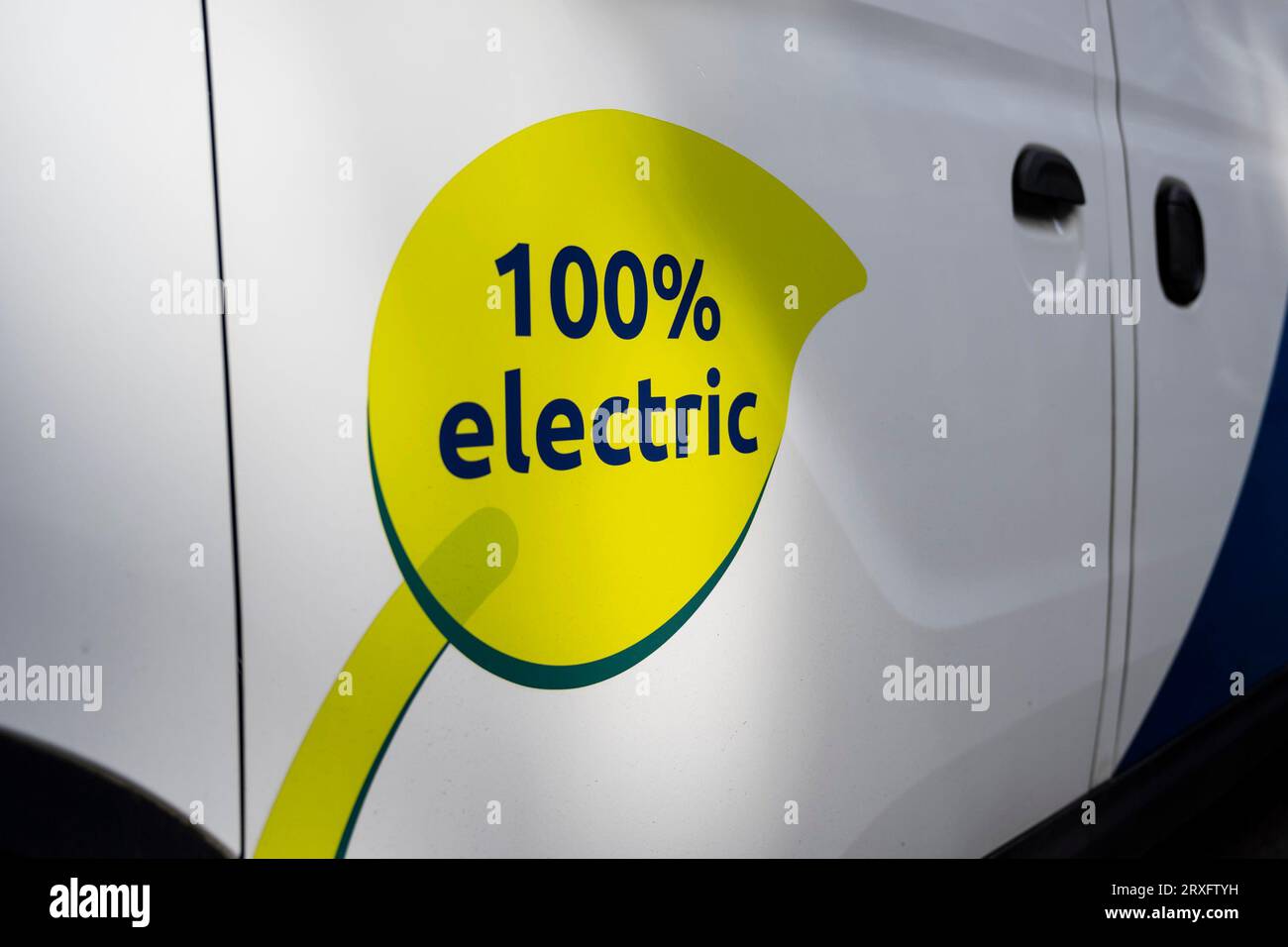 Londra, Regno Unito. 25 settembre 2023. Esterno di un furgone elettrico a Westminster. L'Associazione europea dei costruttori di automobili (ACEA) ha affermato che le nuove norme commerciali Brexit impongono che i veicoli elettrici siano dotati di batterie prodotte nel Regno Unito o nell'UE. Le auto che non soddisfano i criteri devono far fronte a tariffe del 10% con un costo per i produttori europei di 3,75 miliardi di sterline nei prossimi 3 anni. I produttori affermano di non essere pronti con le fabbriche di produzione di batterie e il costo delle tariffe aumenterà i prezzi al consumo. Crediti: Stephen Chung / Alamy Live News Foto Stock