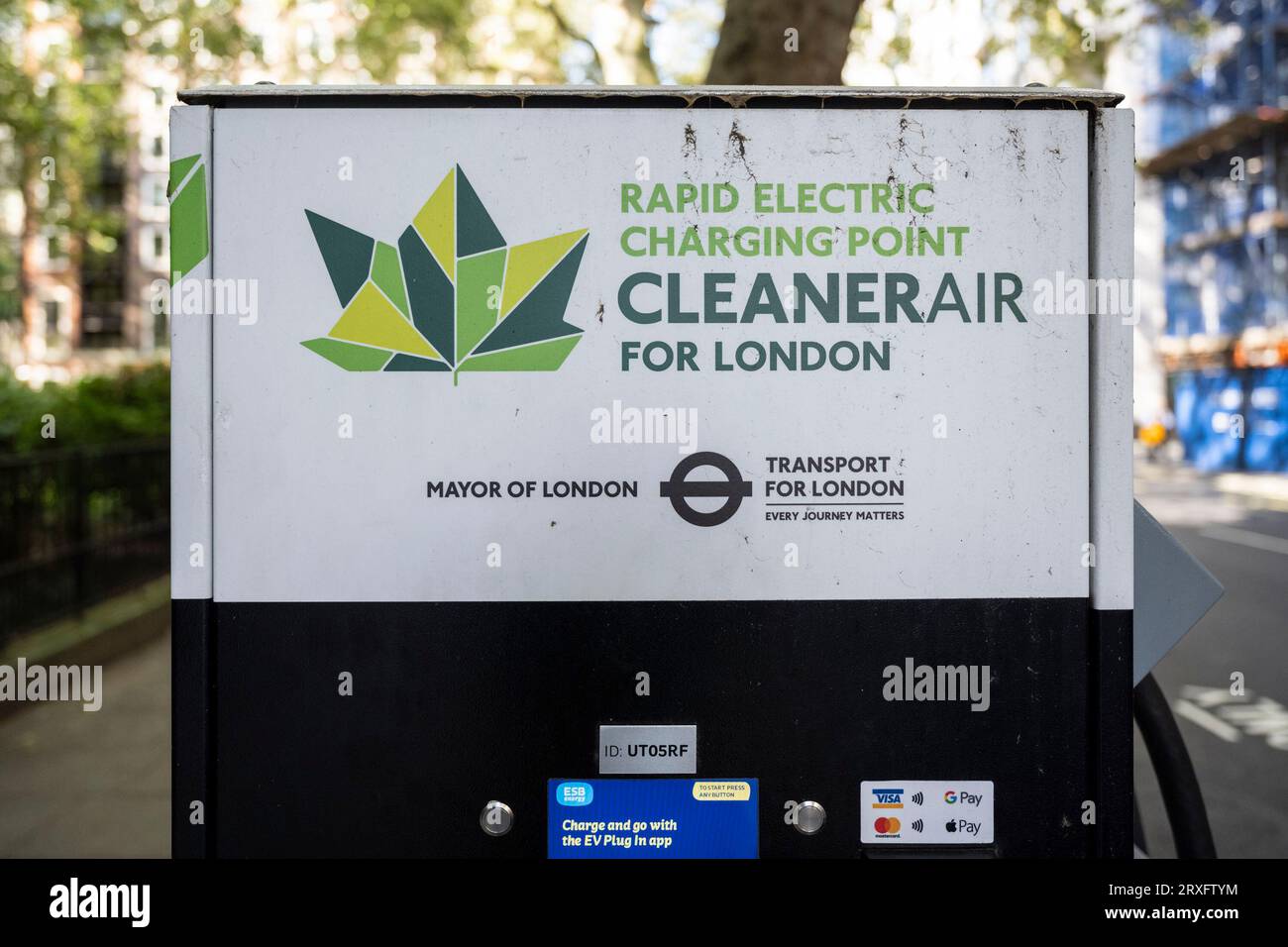 Londra, Regno Unito. 25 settembre 2023. Una stazione di ricarica per auto elettriche a Westminster. L'Associazione europea dei costruttori di automobili (ACEA) ha affermato che le nuove norme commerciali Brexit impongono che i veicoli elettrici siano dotati di batterie prodotte nel Regno Unito o nell'UE. Le auto che non soddisfano i criteri devono far fronte a tariffe del 10% con un costo per i produttori europei di 3,75 miliardi di sterline nei prossimi 3 anni. I produttori affermano di non essere pronti con le fabbriche di produzione di batterie e il costo delle tariffe aumenterà i prezzi al consumo. Crediti: Stephen Chung / Alamy Live News Foto Stock