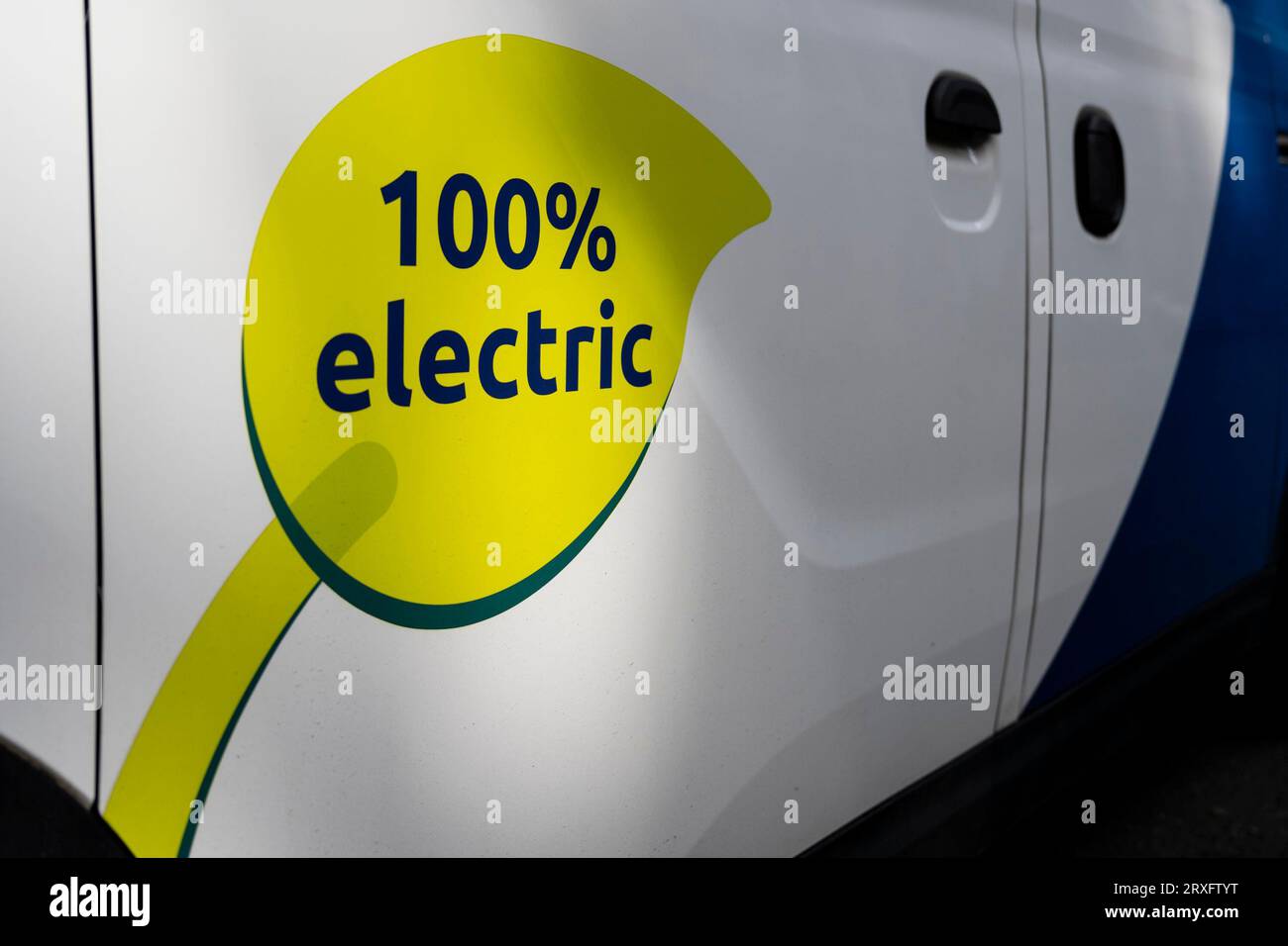 Londra, Regno Unito. 25 settembre 2023. Esterno di un furgone elettrico a Westminster. L'Associazione europea dei costruttori di automobili (ACEA) ha affermato che le nuove norme commerciali Brexit impongono che i veicoli elettrici siano dotati di batterie prodotte nel Regno Unito o nell'UE. Le auto che non soddisfano i criteri devono far fronte a tariffe del 10% con un costo per i produttori europei di 3,75 miliardi di sterline nei prossimi 3 anni. I produttori affermano di non essere pronti con le fabbriche di produzione di batterie e il costo delle tariffe aumenterà i prezzi al consumo. Crediti: Stephen Chung / Alamy Live News Foto Stock