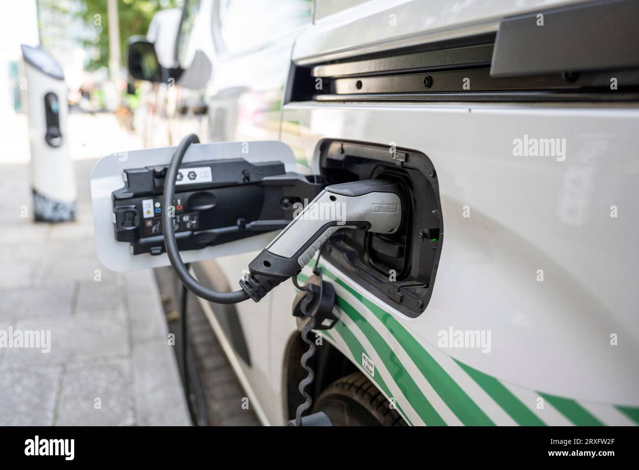 Londra, Regno Unito. 25 settembre 2023. Un caricabatterie per auto elettrica a Waterloo. L'Associazione europea dei costruttori di automobili (ACEA) ha affermato che le nuove norme commerciali Brexit impongono che i veicoli elettrici siano dotati di batterie prodotte nel Regno Unito o nell'UE. Le auto che non soddisfano i criteri devono far fronte a tariffe del 10% con un costo per i produttori europei di 3,75 miliardi di sterline nei prossimi 3 anni. I produttori affermano di non essere pronti con le fabbriche di produzione di batterie e il costo delle tariffe aumenterà i prezzi al consumo. Crediti: Stephen Chung / Alamy Live News Foto Stock