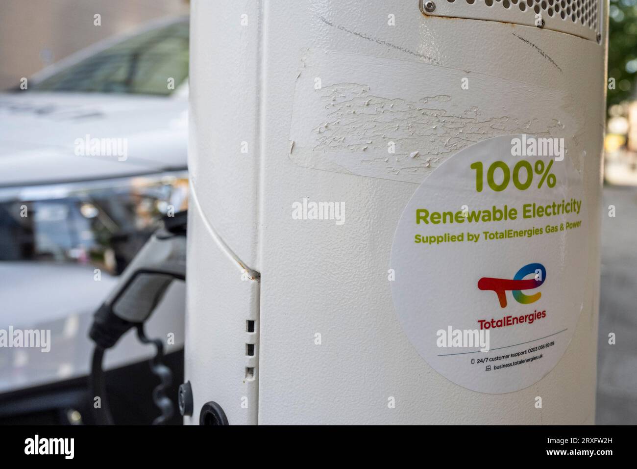 Londra, Regno Unito. 25 settembre 2023. Un caricabatterie per auto elettrica a Waterloo. L'Associazione europea dei costruttori di automobili (ACEA) ha affermato che le nuove norme commerciali Brexit impongono che i veicoli elettrici siano dotati di batterie prodotte nel Regno Unito o nell'UE. Le auto che non soddisfano i criteri devono far fronte a tariffe del 10% con un costo per i produttori europei di 3,75 miliardi di sterline nei prossimi 3 anni. I produttori affermano di non essere pronti con le fabbriche di produzione di batterie e il costo delle tariffe aumenterà i prezzi al consumo. Crediti: Stephen Chung / Alamy Live News Foto Stock