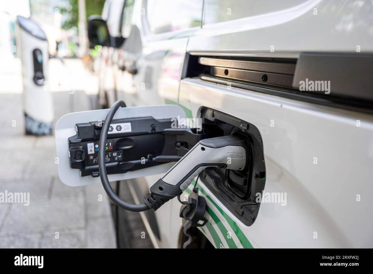 Londra, Regno Unito. 25 settembre 2023. Un caricabatterie per auto elettrica a Waterloo. L'Associazione europea dei costruttori di automobili (ACEA) ha affermato che le nuove norme commerciali Brexit impongono che i veicoli elettrici siano dotati di batterie prodotte nel Regno Unito o nell'UE. Le auto che non soddisfano i criteri devono far fronte a tariffe del 10% con un costo per i produttori europei di 3,75 miliardi di sterline nei prossimi 3 anni. I produttori affermano di non essere pronti con le fabbriche di produzione di batterie e il costo delle tariffe aumenterà i prezzi al consumo. Crediti: Stephen Chung / Alamy Live News Foto Stock