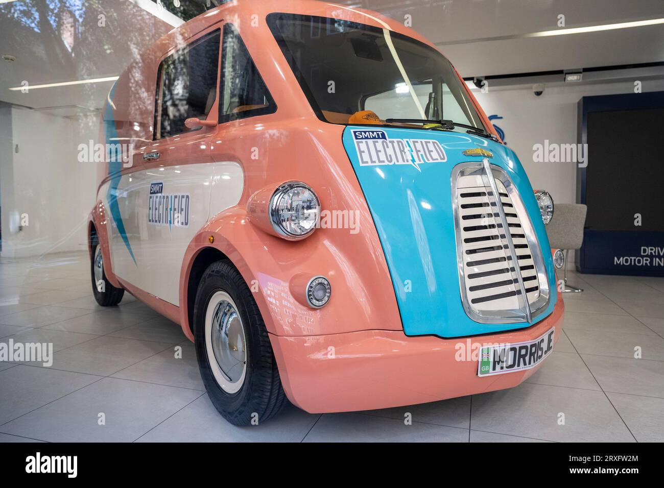 Londra, Regno Unito. 25 settembre 2023. Un prototipo di showroom di un furgone elettrico Morris JE a Westminster. L'Associazione europea dei costruttori di automobili (ACEA) ha affermato che le nuove norme commerciali Brexit impongono che i veicoli elettrici siano dotati di batterie prodotte nel Regno Unito o nell'UE. Le auto che non soddisfano i criteri devono far fronte a tariffe del 10% con un costo per i produttori europei di 3,75 miliardi di sterline nei prossimi 3 anni. I produttori affermano di non essere pronti con le fabbriche di produzione di batterie e il costo delle tariffe aumenterà i prezzi al consumo. Crediti: Stephen Chung / Alamy Live News Foto Stock