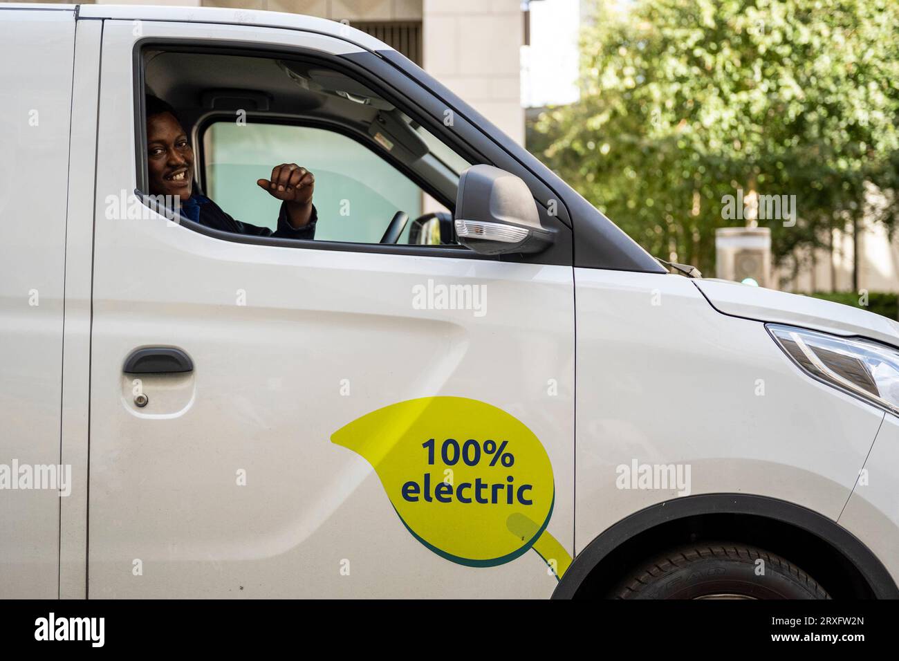 Londra, Regno Unito. 25 settembre 2023. Esterno di un furgone elettrico a Westminster. L'Associazione europea dei costruttori di automobili (ACEA) ha affermato che le nuove norme commerciali Brexit impongono che i veicoli elettrici siano dotati di batterie prodotte nel Regno Unito o nell'UE. Le auto che non soddisfano i criteri devono far fronte a tariffe del 10% con un costo per i produttori europei di 3,75 miliardi di sterline nei prossimi 3 anni. I produttori affermano di non essere pronti con le fabbriche di produzione di batterie e il costo delle tariffe aumenterà i prezzi al consumo. Crediti: Stephen Chung / Alamy Live News Foto Stock