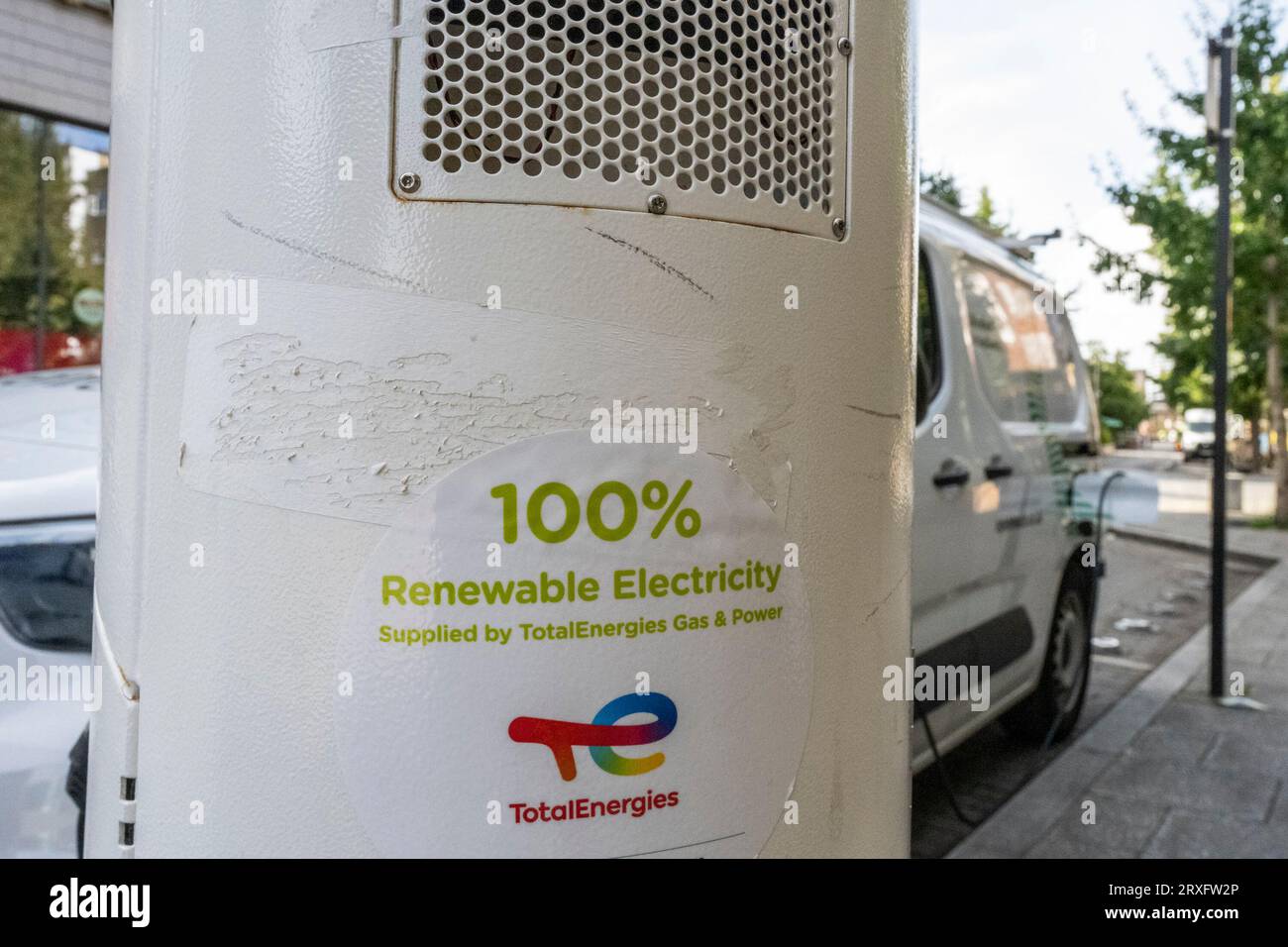 Londra, Regno Unito. 25 settembre 2023. Un caricabatterie per auto elettrica a Waterloo. L'Associazione europea dei costruttori di automobili (ACEA) ha affermato che le nuove norme commerciali Brexit impongono che i veicoli elettrici siano dotati di batterie prodotte nel Regno Unito o nell'UE. Le auto che non soddisfano i criteri devono far fronte a tariffe del 10% con un costo per i produttori europei di 3,75 miliardi di sterline nei prossimi 3 anni. I produttori affermano di non essere pronti con le fabbriche di produzione di batterie e il costo delle tariffe aumenterà i prezzi al consumo. Crediti: Stephen Chung / Alamy Live News Foto Stock