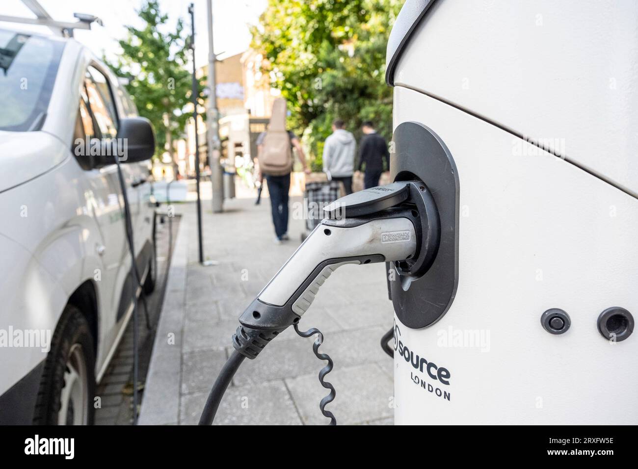 Londra, Regno Unito. 25 settembre 2023. Un caricabatterie per auto elettrica a Waterloo. L'Associazione europea dei costruttori di automobili (ACEA) ha affermato che le nuove norme commerciali Brexit impongono che i veicoli elettrici siano dotati di batterie prodotte nel Regno Unito o nell'UE. Le auto che non soddisfano i criteri devono far fronte a tariffe del 10% con un costo per i produttori europei di 3,75 miliardi di sterline nei prossimi 3 anni. I produttori affermano di non essere pronti con le fabbriche di produzione di batterie e il costo delle tariffe aumenterà i prezzi al consumo. Crediti: Stephen Chung / Alamy Live News Foto Stock